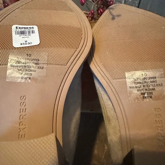 NWT!!!!   🖤Women’s Size 10 Express Booties🖤 - Picture 5 of 5